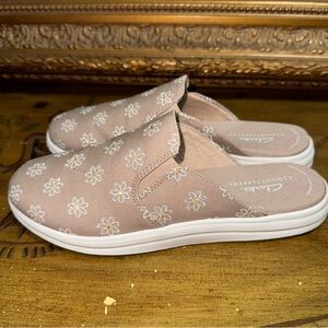 Clarks Cloudsteppers Breeze Shore Embroidered Daisy Floral Slip On NIB 7.5 M